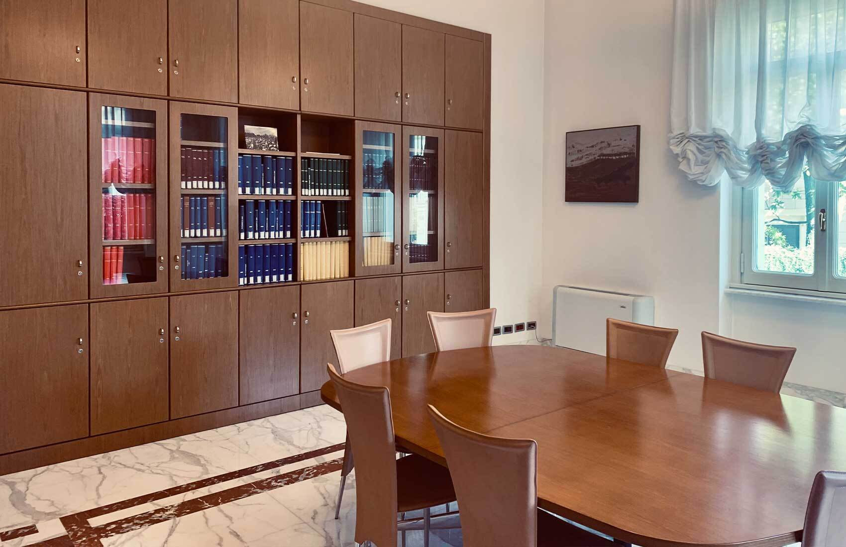 Immagine raffigurante l'interno della biblioteca del centro studi